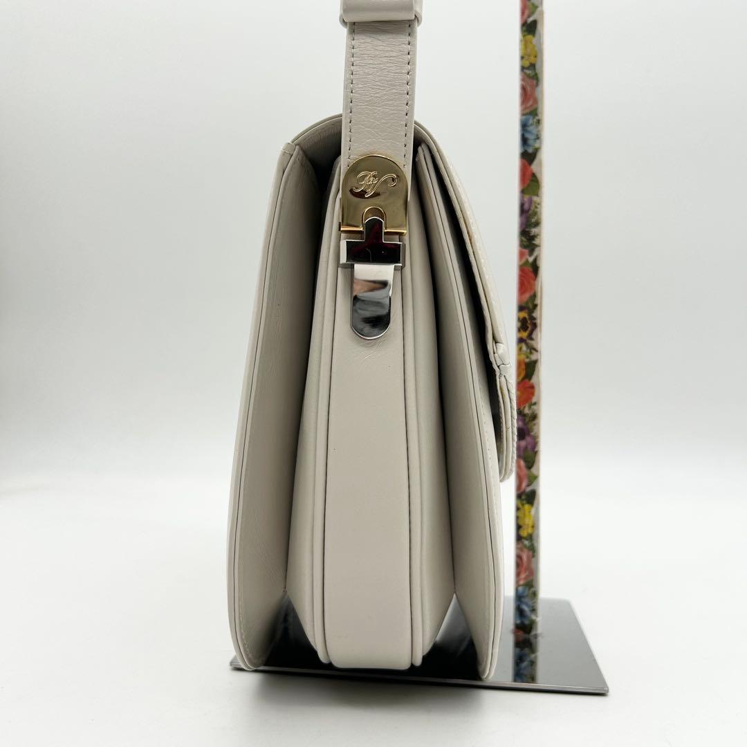 【激レア品】　ロジェヴィヴィエ　ワンショルダーバッグ　レザー　白　ロゴ　肩掛け◎