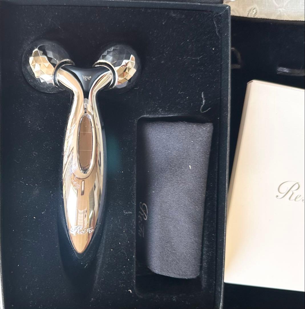 半額以下！リファReFa 美顔ローラー シルバー　小顔✨定価¥18,500円