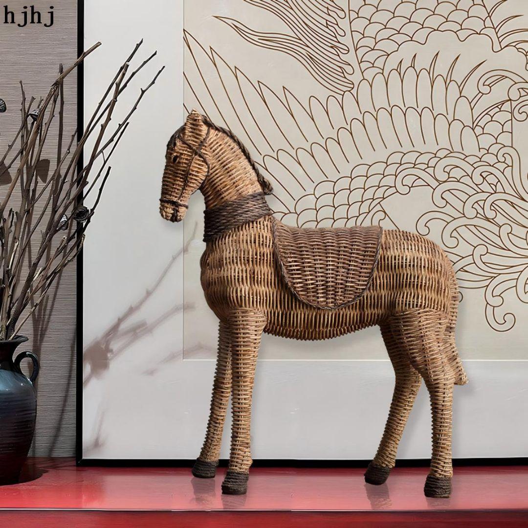 侘寂風藤編み馬置物：多機能テレビ台＆ワインキャビネット、樹脂製 約30cm