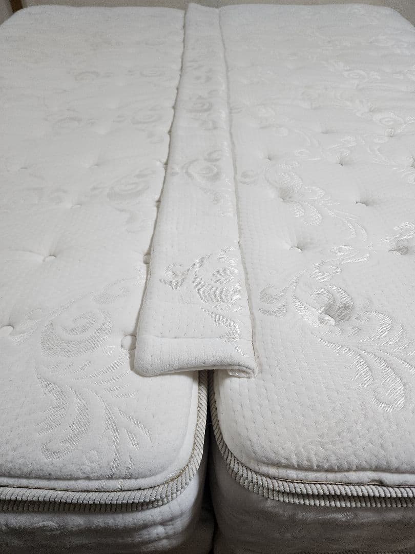 キングサイズベッド、マットレス 2 枚。