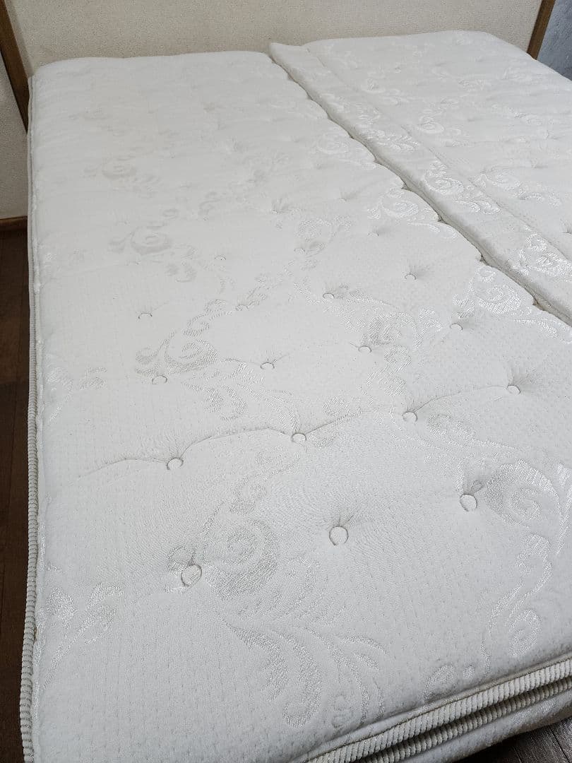 キングサイズベッド、マットレス 2 枚。