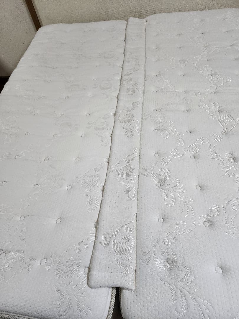 キングサイズベッド、マットレス 2 枚。