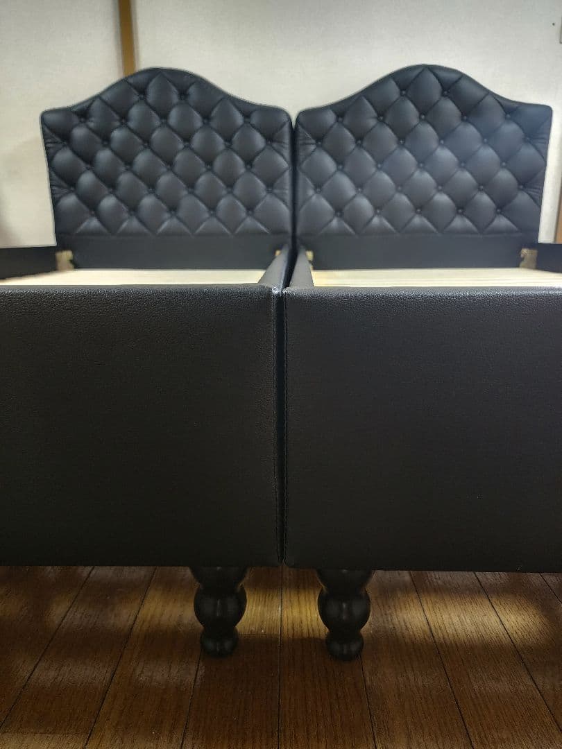 キングサイズベッド、マットレス 2 枚。