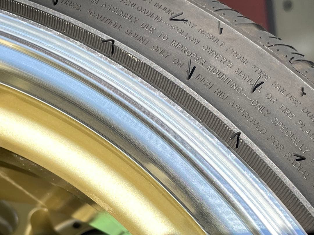 スタッドレスタイヤ、18インチ ホイール4本セット　ガリ傷無し　使用期間3ヶ月