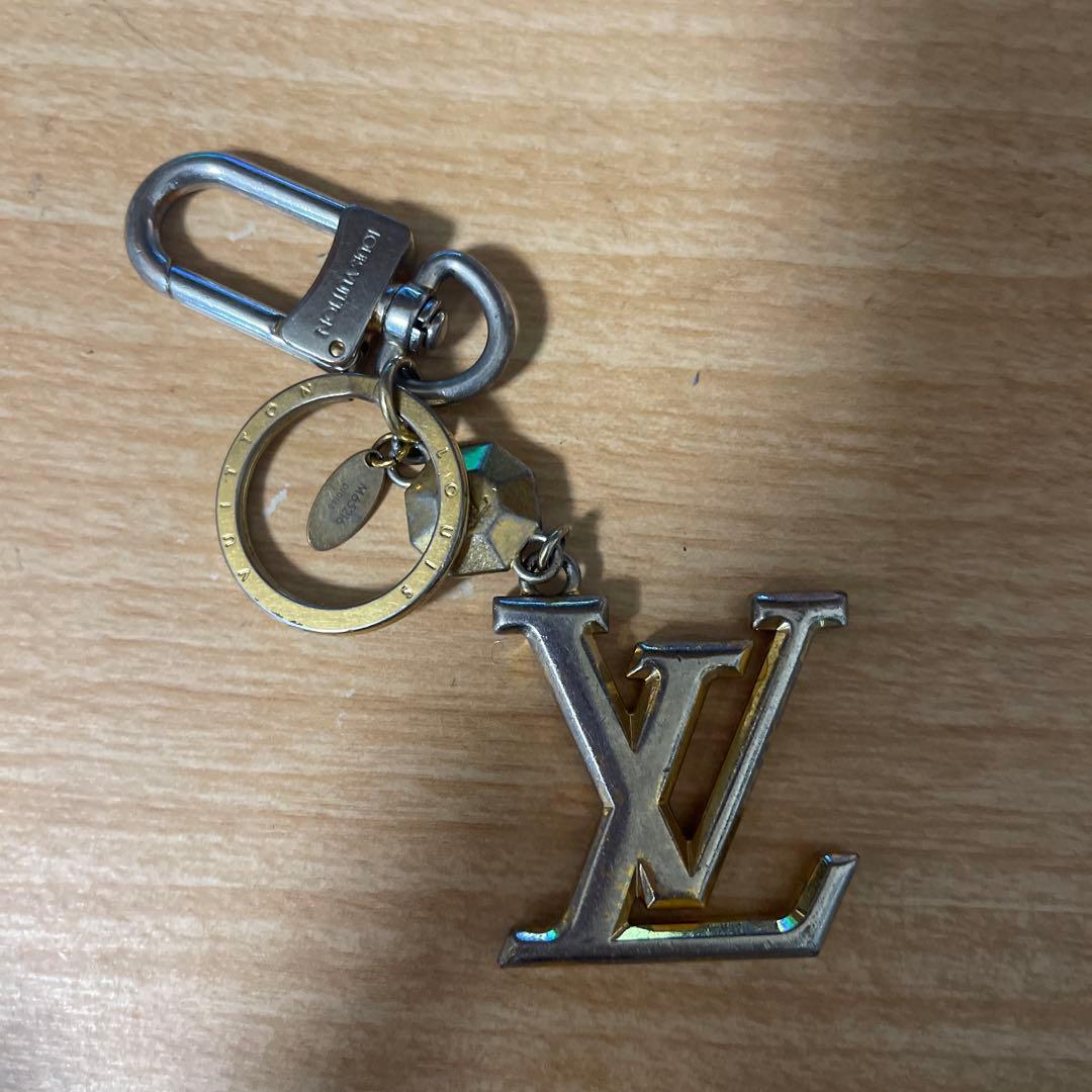 ルイヴィトン ポルトクレ LV ファセット ロゴ チャーム