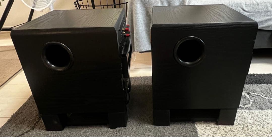 サブウーファー 黒 角型デザイン