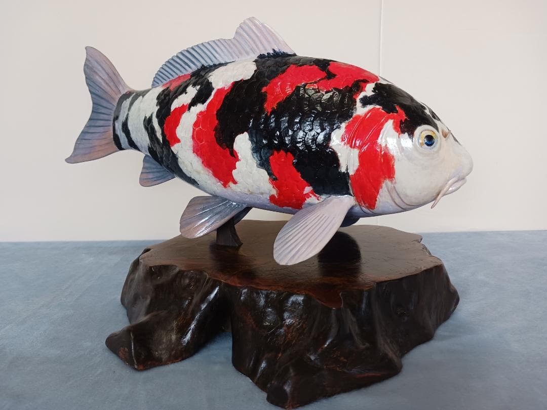 錦鯉の木製彫刻 赤黒白