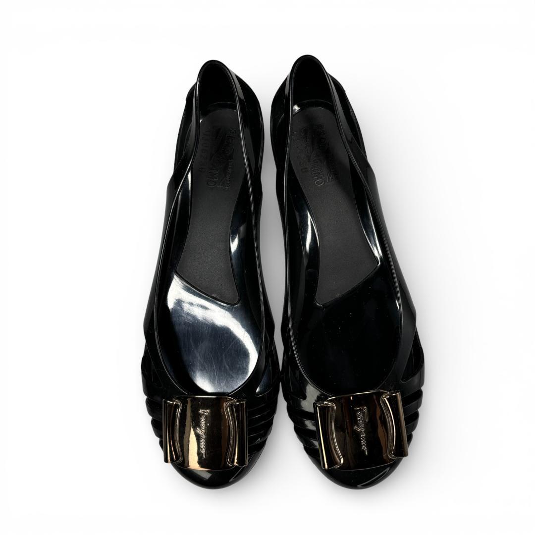 一足あると便利✨ フェラガモ Jelly フラットラバーシューズ 7 24cm