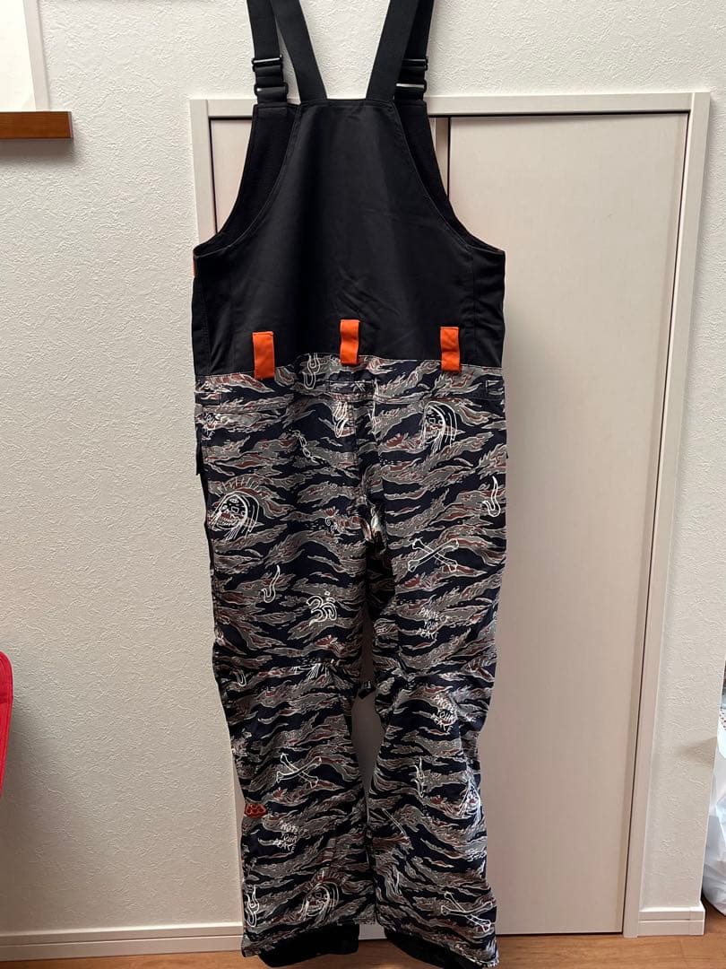 686 ✖️ SKETCHY TANK ビブパン