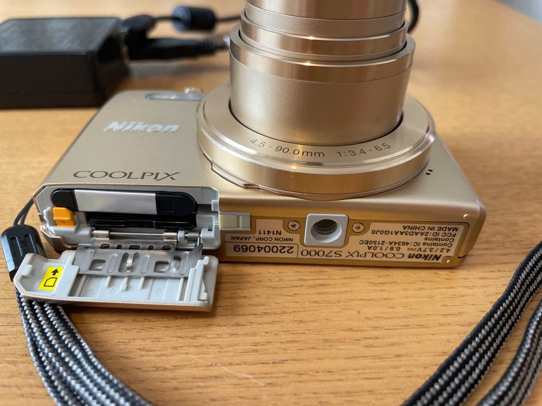 Nikon (ニコン)COOLPIX S7000 20倍ズームコンパクトデジカメ