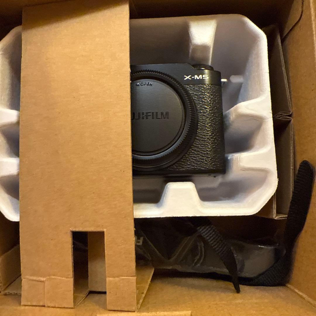 FUJIFILM X-M5 ミラーレスカメラ レンズ18mmF2付き