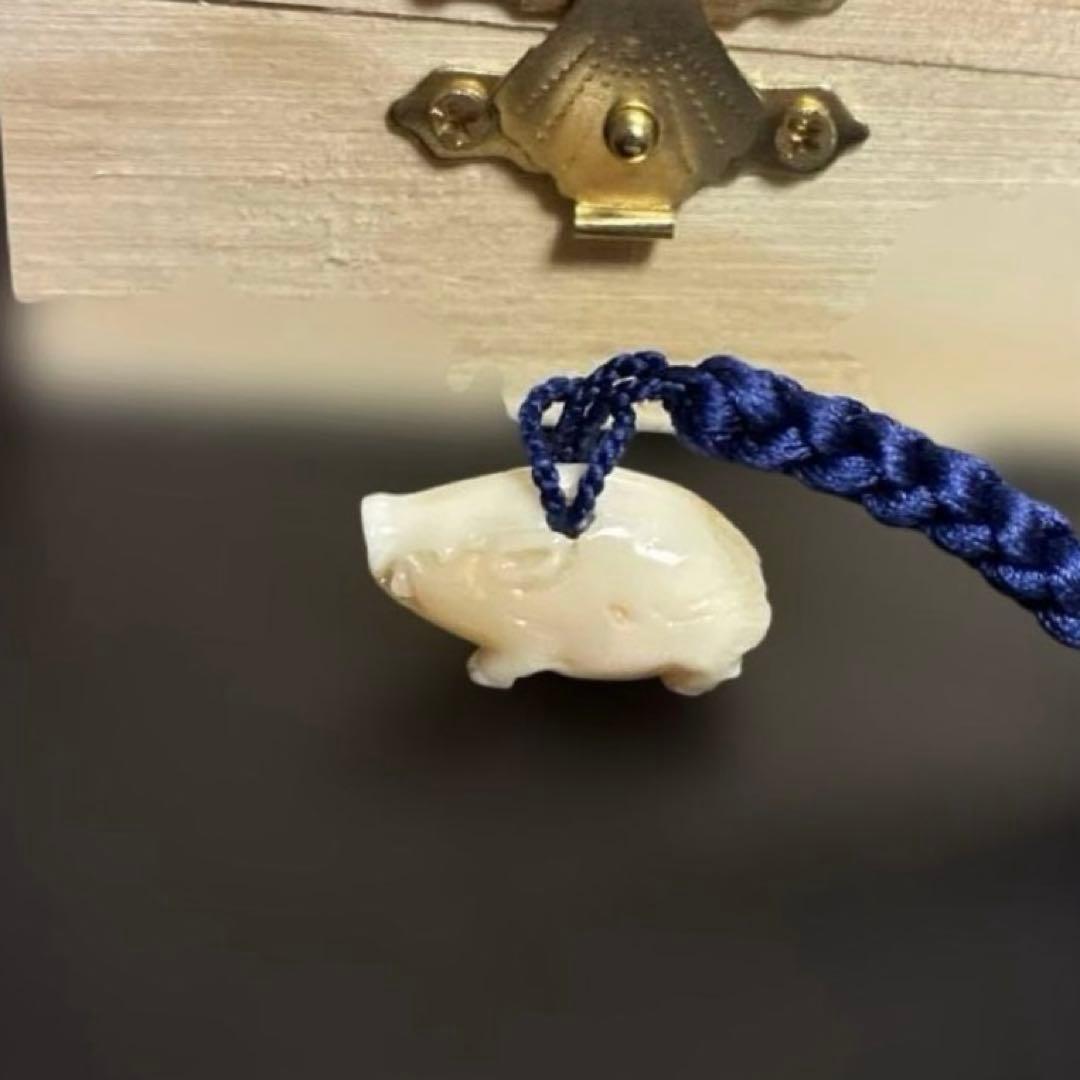 【作家物 白全】白珊瑚 根付 猪（亥）彫刻 縁起物　珊瑚　チャーム　ストラップ
