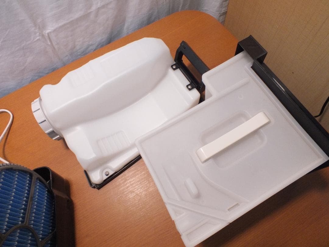 シャープ 除加湿空気清浄機 KC-HD70-W　2021年　484K〇