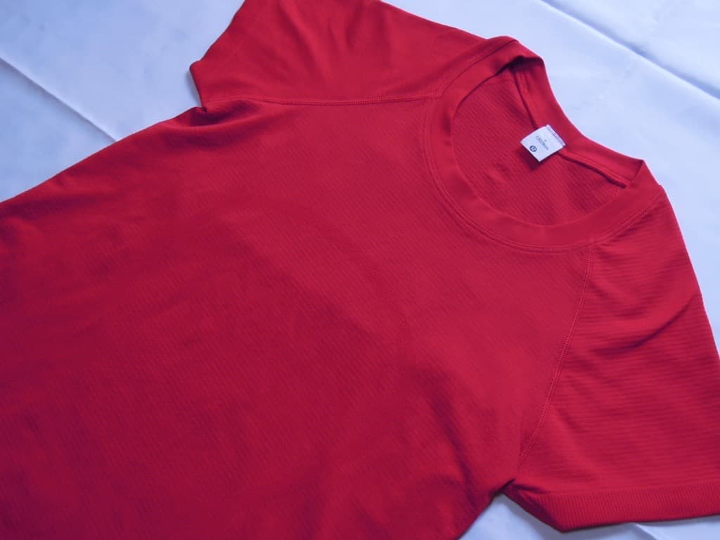 未使用に近い9000円 ルルレモン Swiftly 半袖シャツ ヒップ丈 4