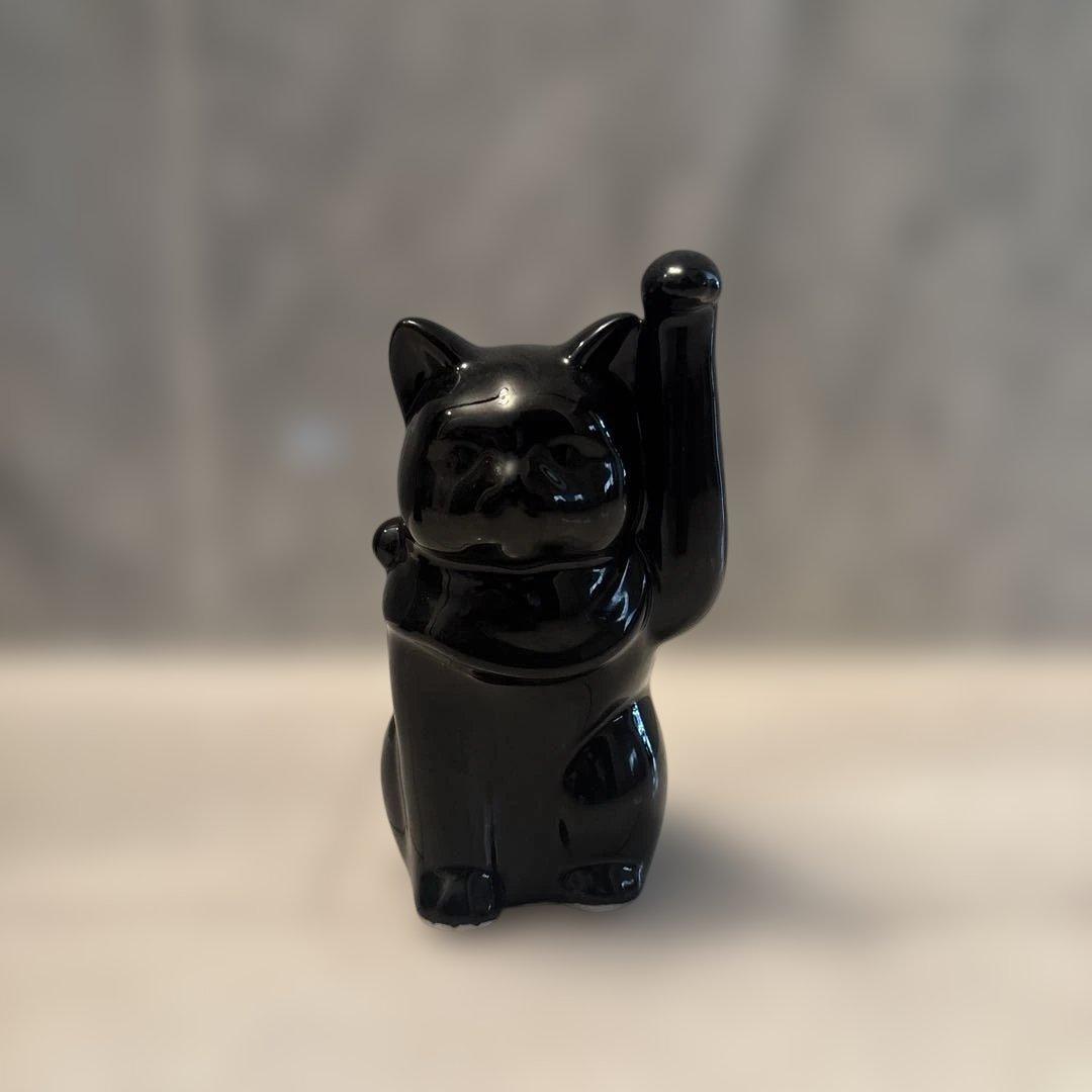 1980年代　雰囲気抜群でスリムな体型の黒猫招き猫