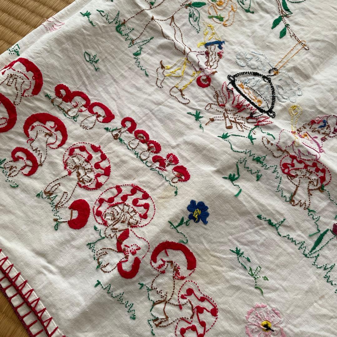 【アンティーク】ハンガリー蚤の市　刺繍クロス　キノコと花
