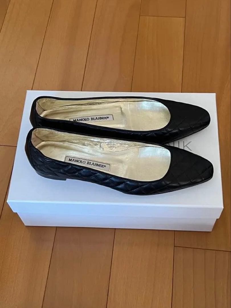 MANOLO BLAHNIK ブラックフラットシューズ