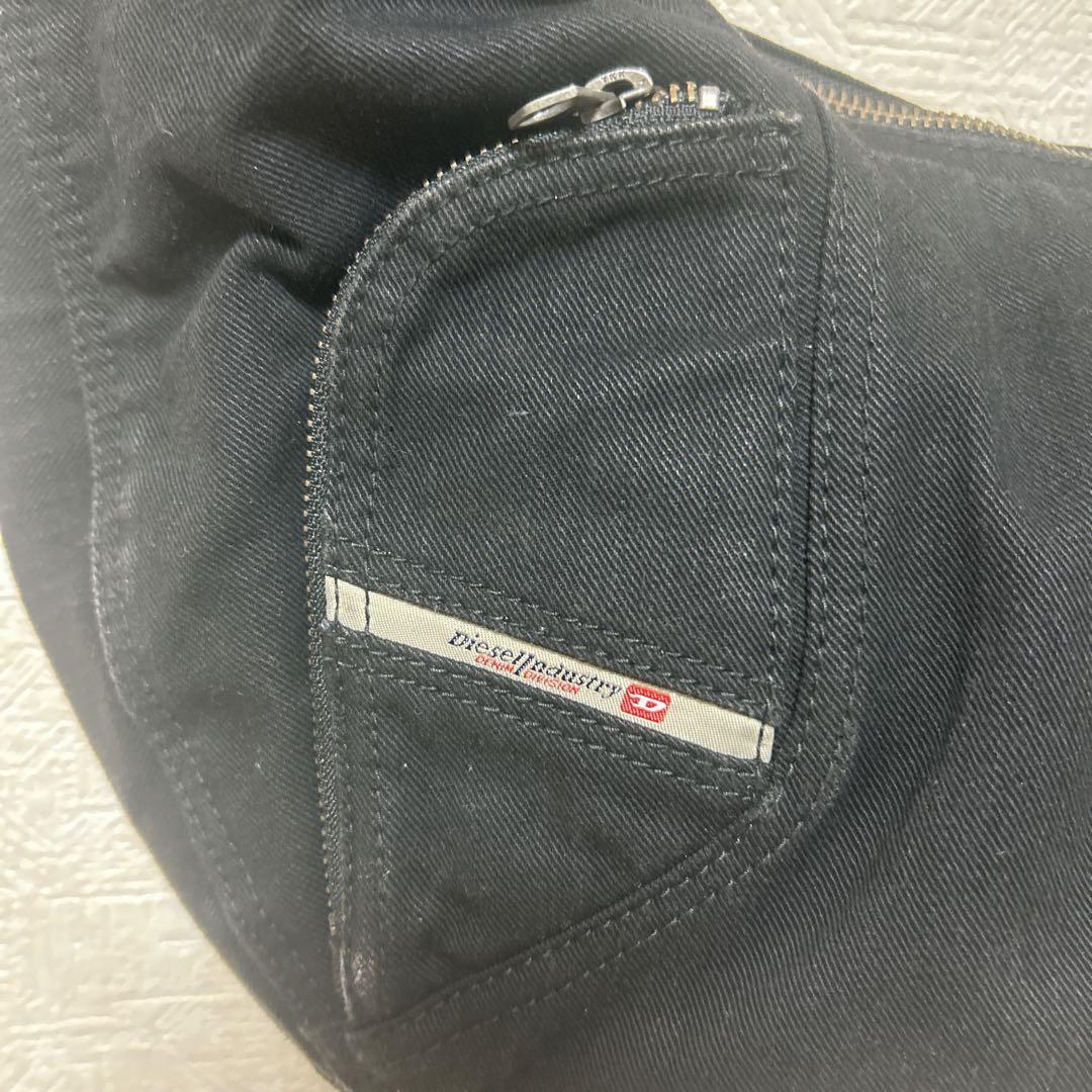 Diesel ブラック バナナショルダーバッグ 三日月