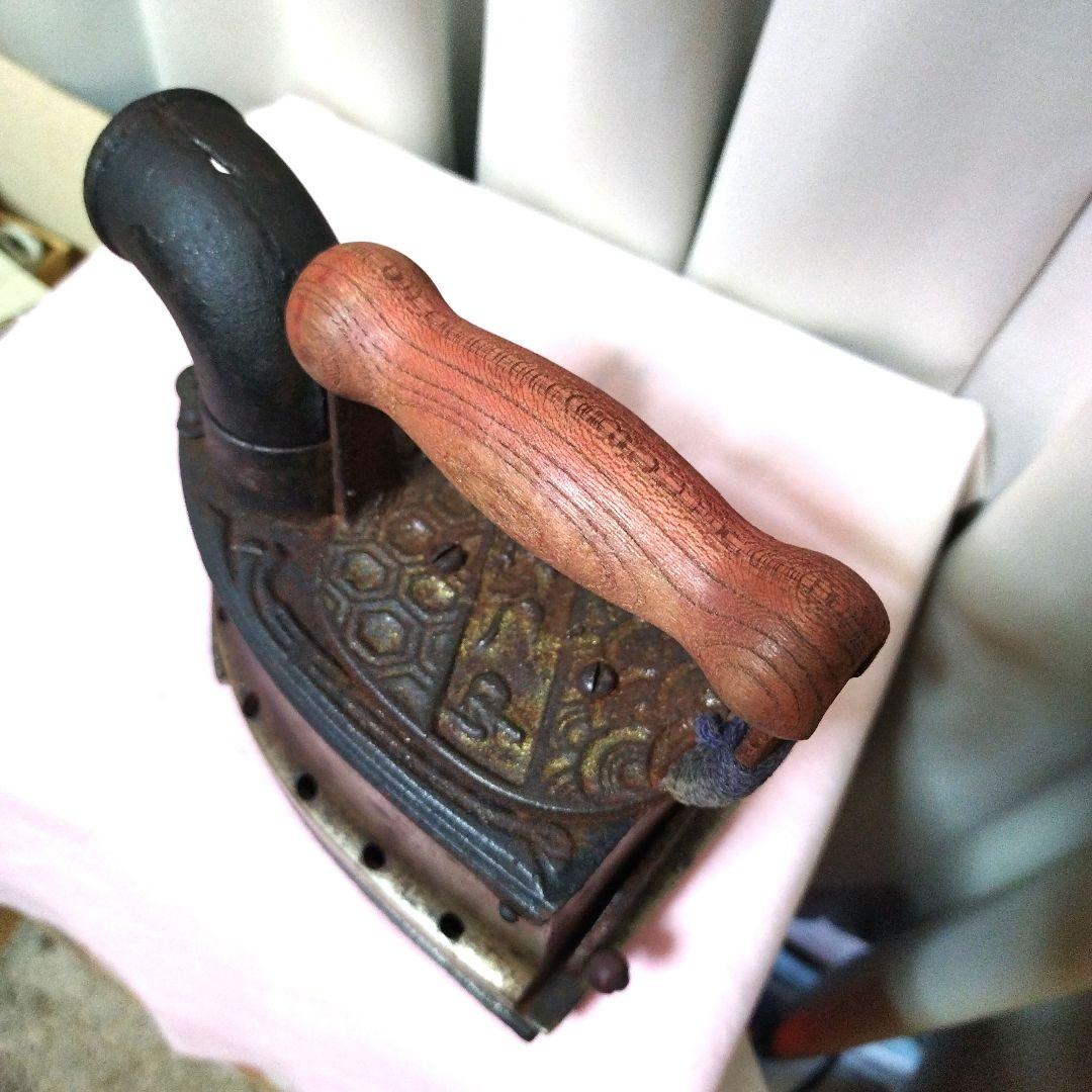 〘明治〜昭和レトロ〙炭火（備長炭付）アイロン本体 ＆置台付木製ハンドル式