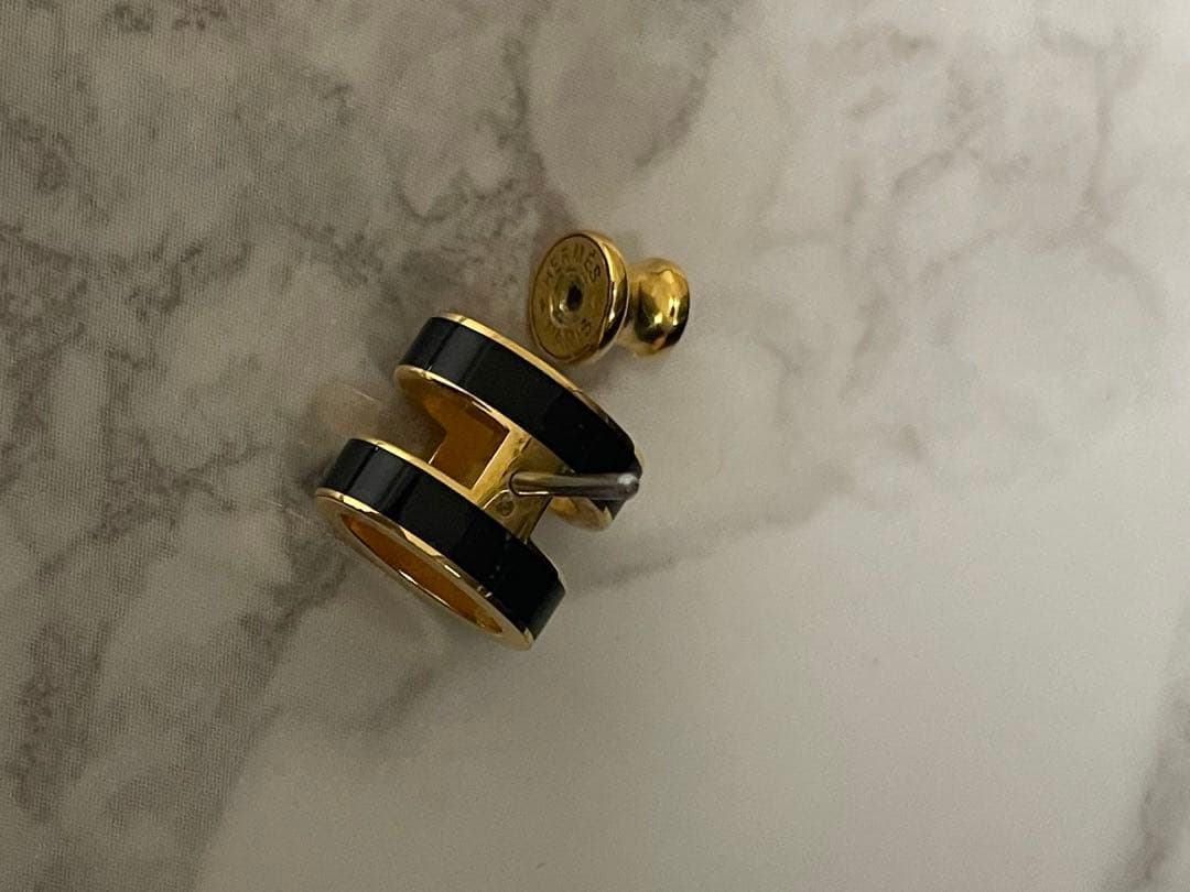 エルメス　H型デザイン 黒と金の片耳用ピアス