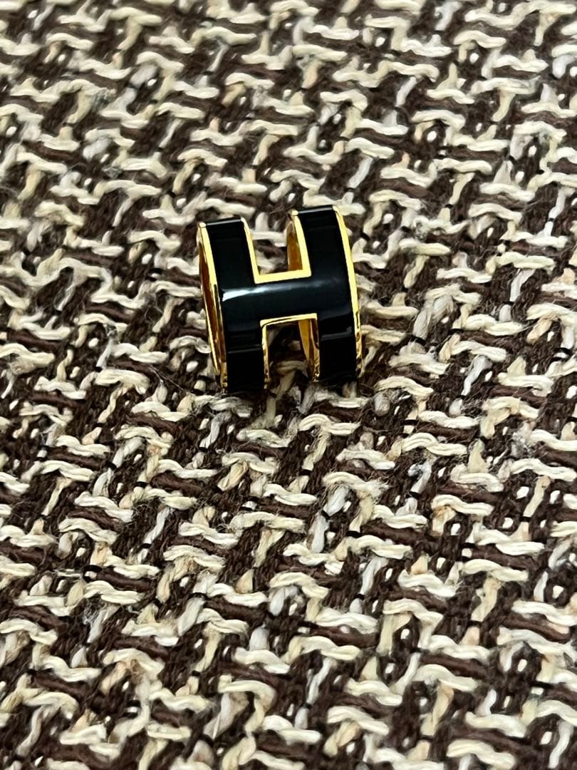 エルメス　H型デザイン 黒と金の片耳用ピアス