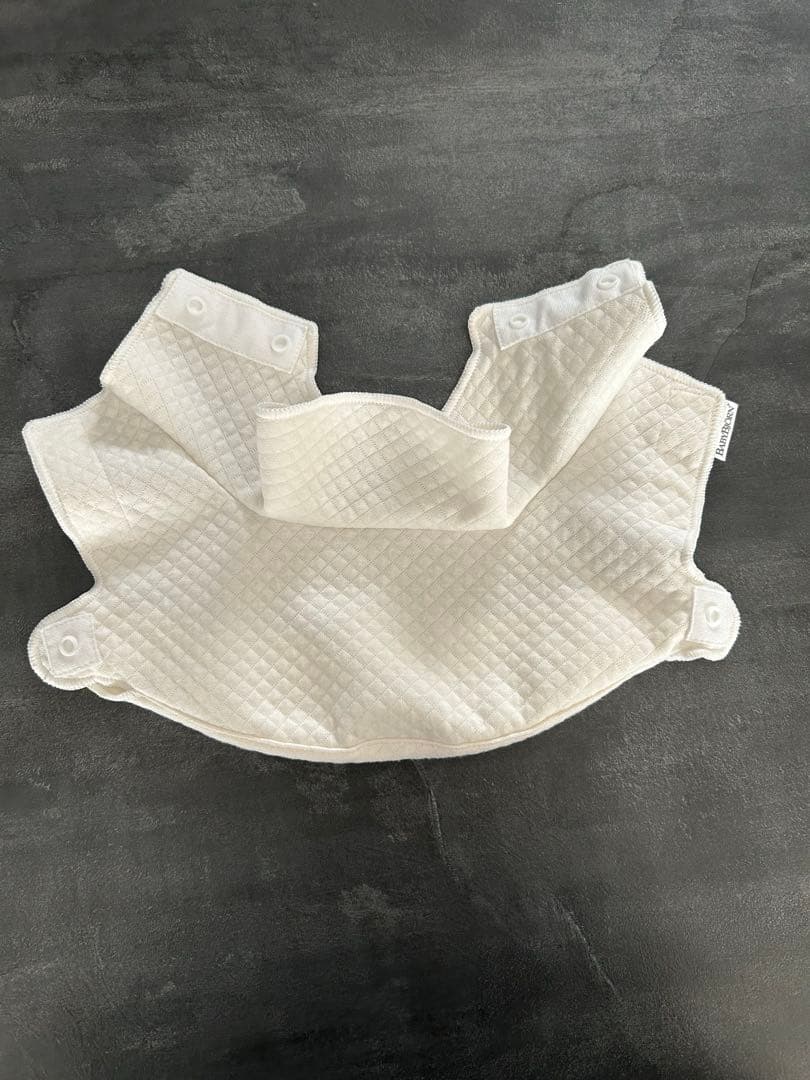 【ほぼ新品】ベビービョルン 専用よだれカバー付　ブラックONE KAI Air