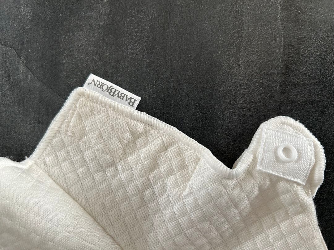 【ほぼ新品】ベビービョルン 専用よだれカバー付　ブラックONE KAI Air