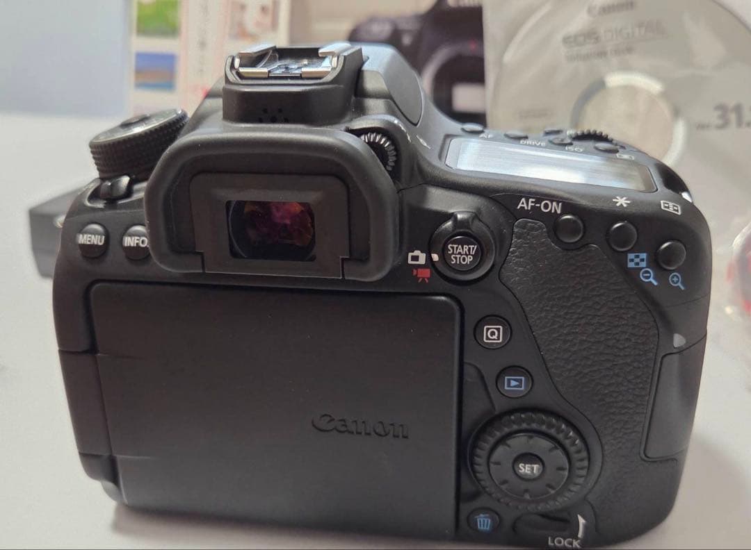 [美品] Canon EOS 80D ボディ　予備バッテリー付き