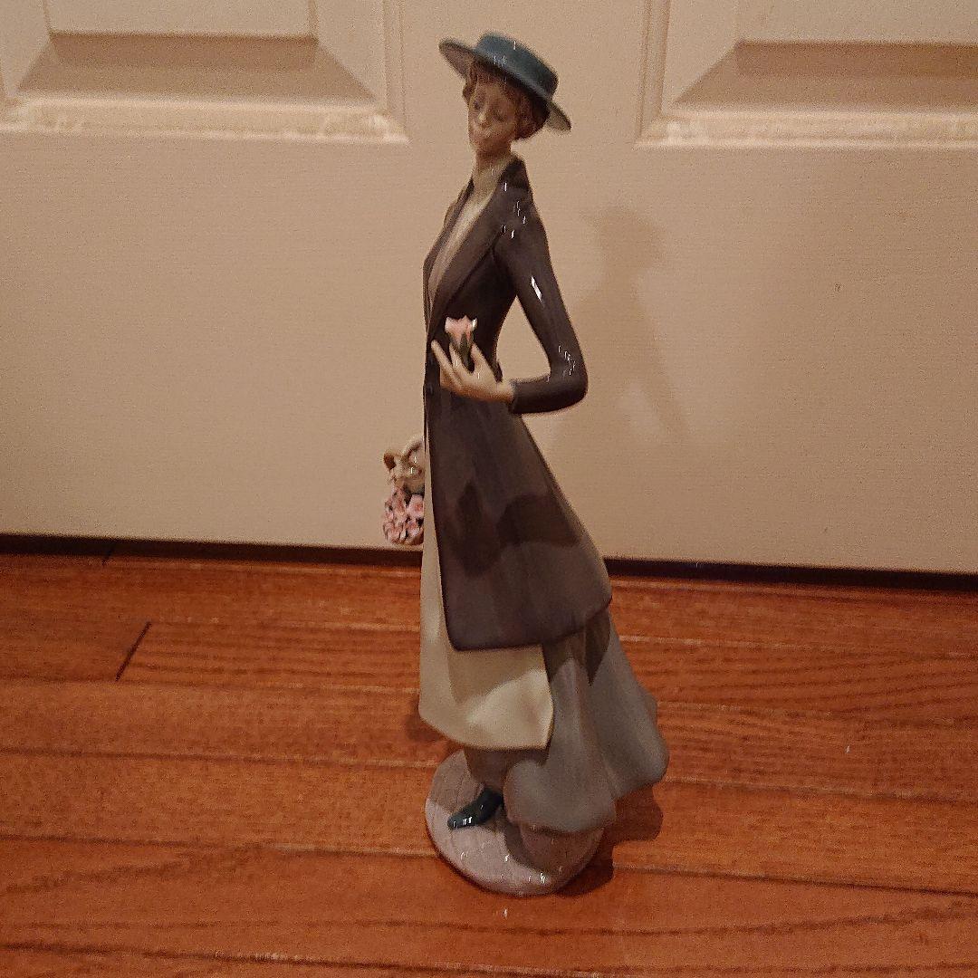 値下げしました。リアドロの薔薇をみつめる婦人