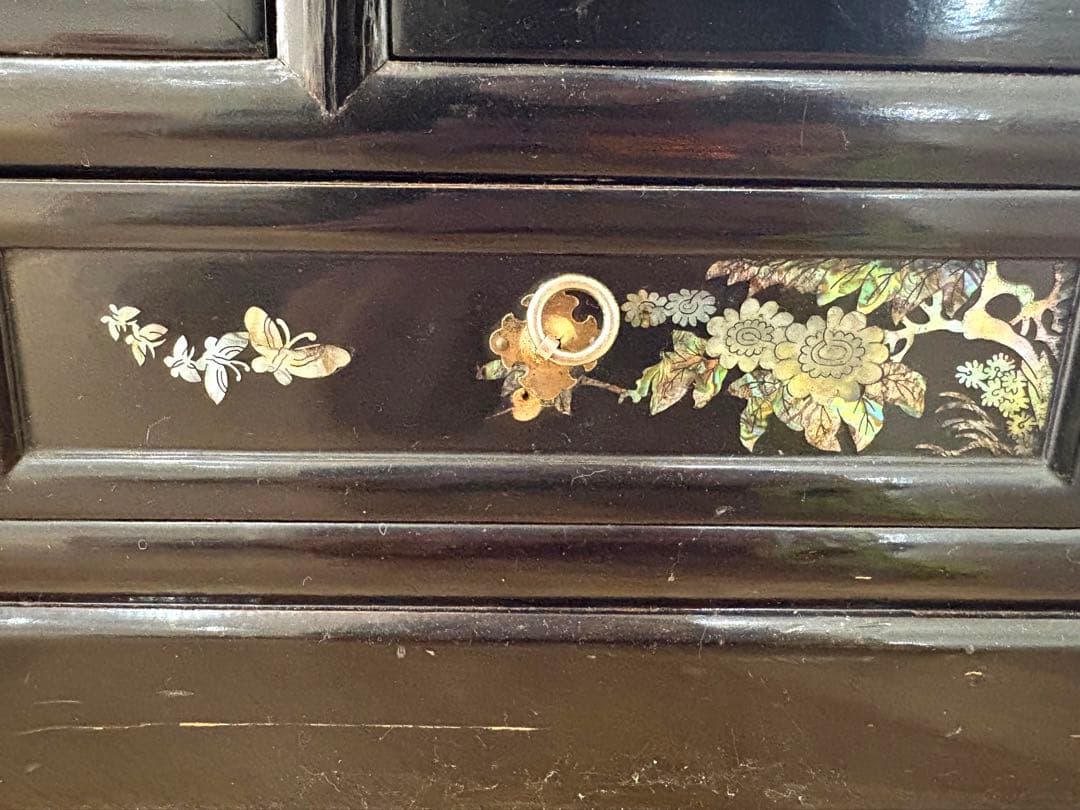 螺鈿細工の飾り棚　黒色　茶箪笥　花鳥の絵柄　段違い　和風　希少