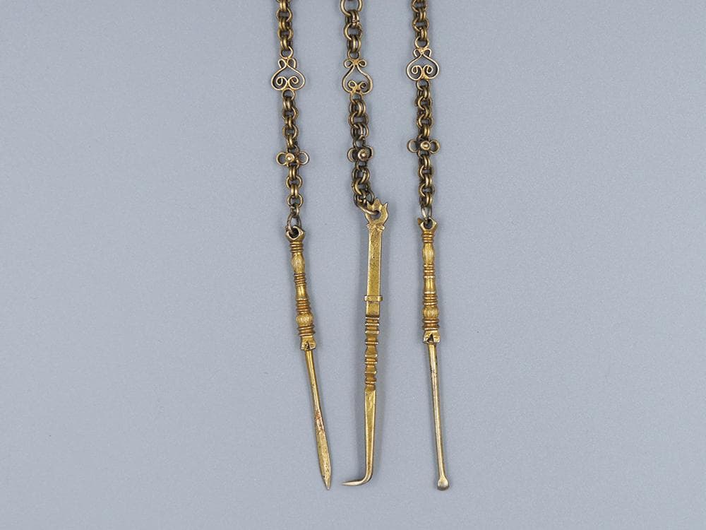 【銀】　★ 官品 銀鍍金嵌翡翠圧襟三件套 ★　清朝期　花卉 累糸文様　雅玩雑項