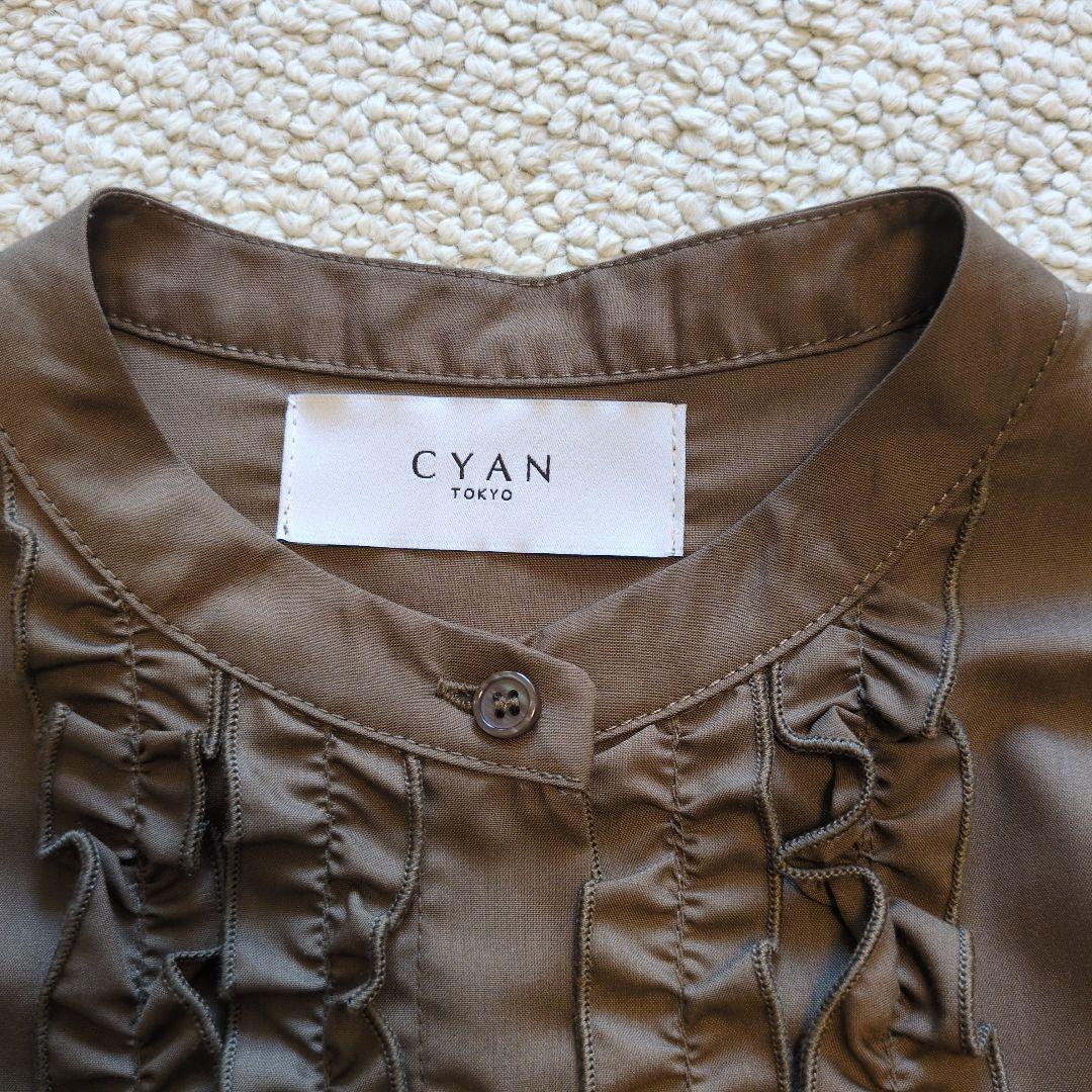 ちょん　CYAN TOKYO　フリル付きブラウンシャツ