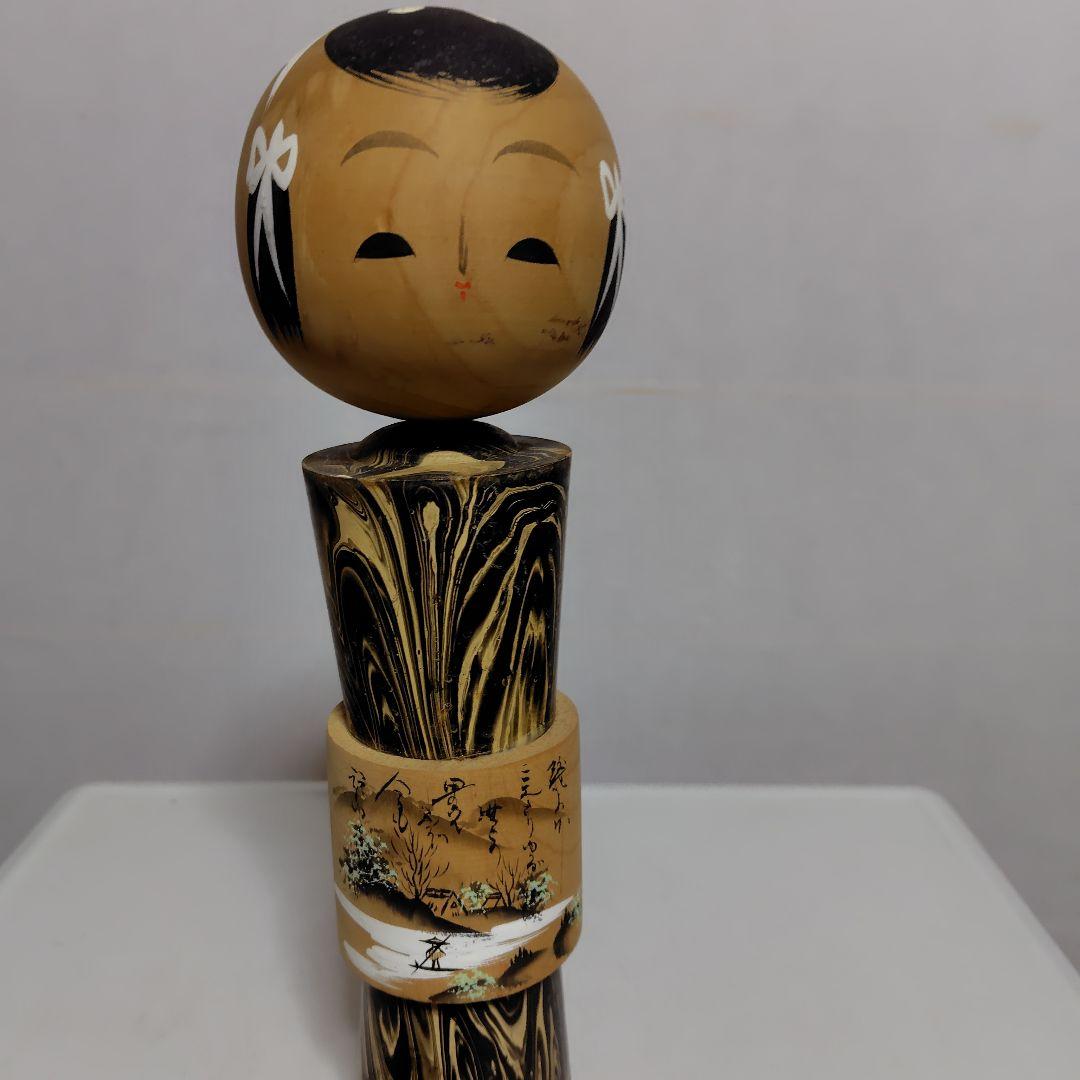 顔が優しい小芥子です。身体の帯が歴史です。