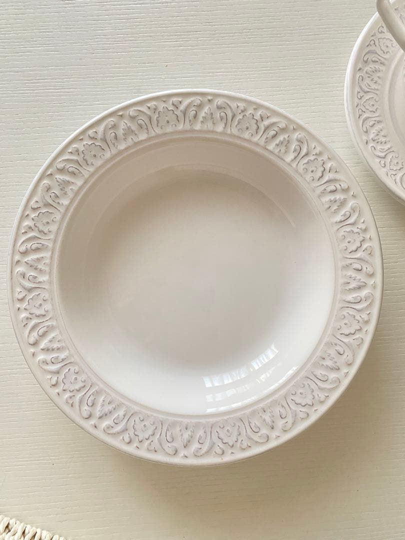 【ZARA 】深皿とカップソーサーの2点セット/白色葉模様の食器セット