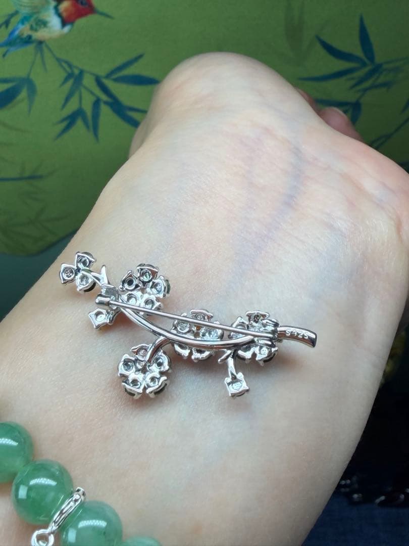 新入荷❣️天然本翡翠　ロウカン質翡翠　上品、華やかい一輪の梅枝ブローチ　鑑定書付き