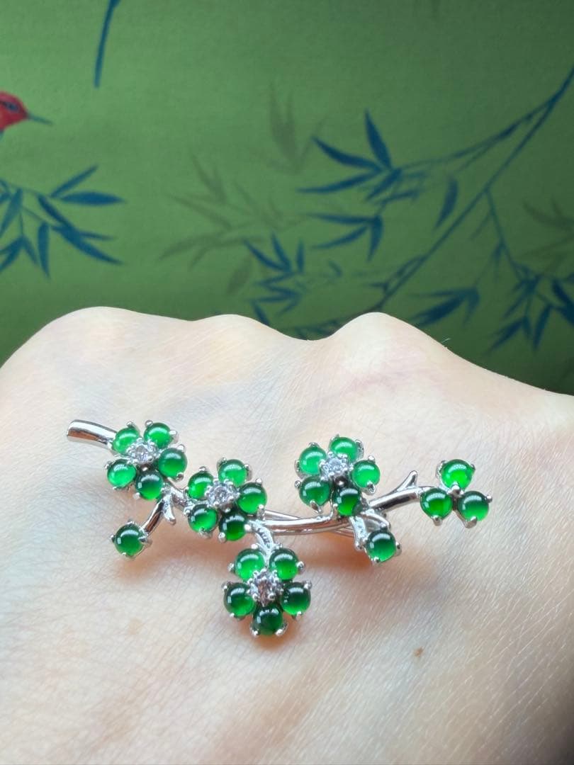 新入荷❣️天然本翡翠　ロウカン質翡翠　上品、華やかい一輪の梅枝ブローチ　鑑定書付き