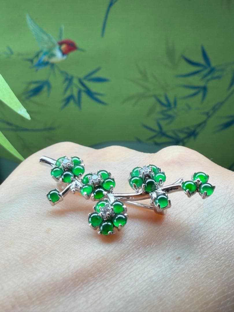 新入荷❣️天然本翡翠　ロウカン質翡翠　上品、華やかい一輪の梅枝ブローチ　鑑定書付き