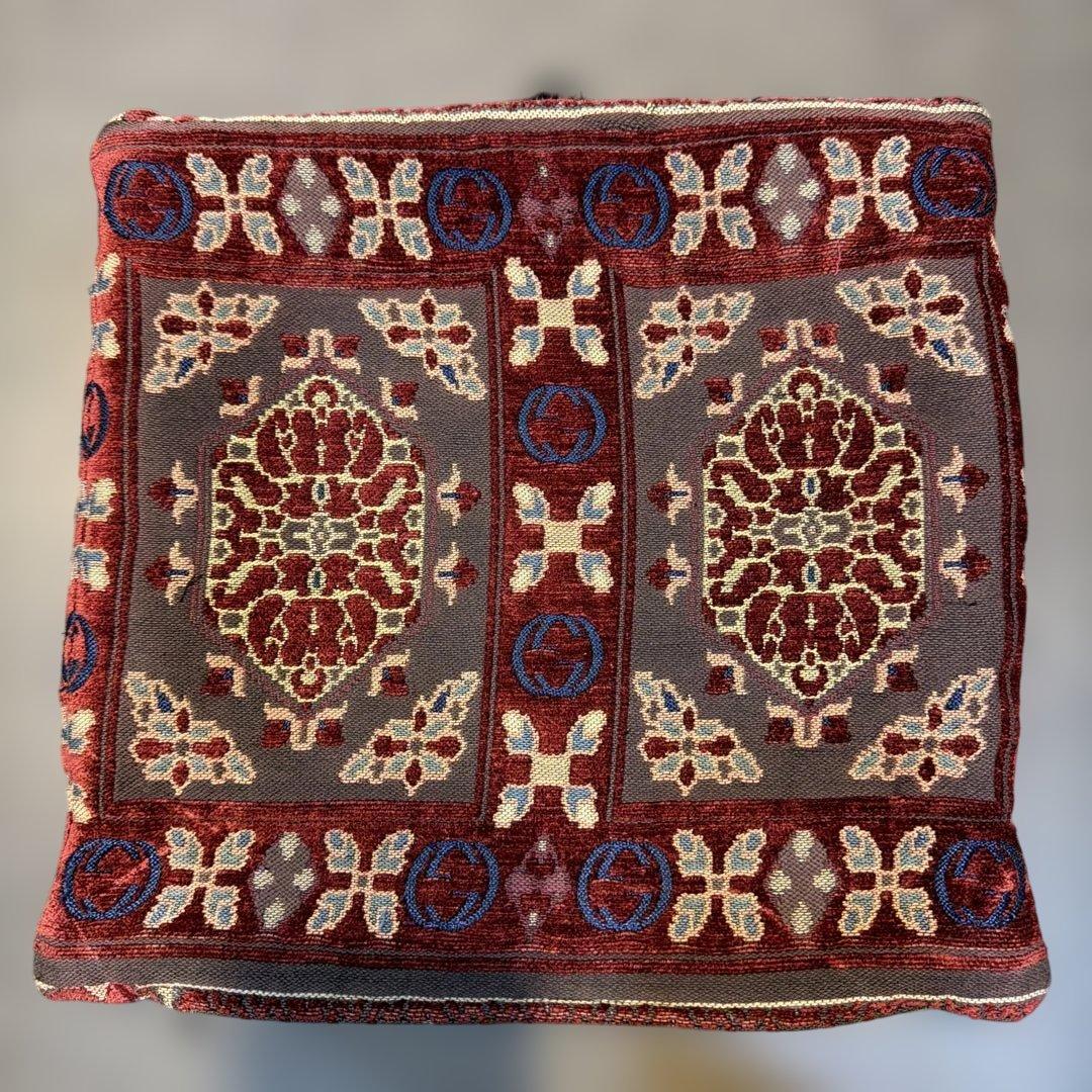 GUCCI グッチ　幾何学模様 クッションカバー　エンジ　☆訳あり