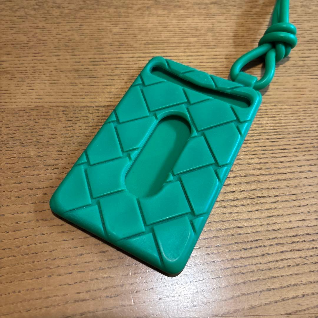 bottega veneta ストラップ付き カードケース