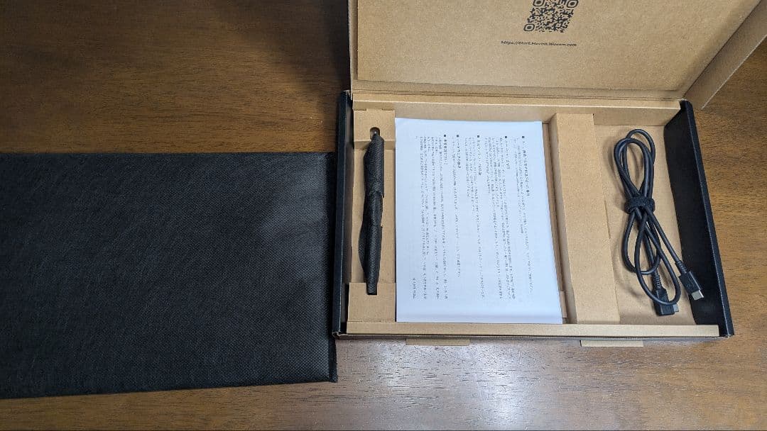 開封済 未使用 Wacom Moving 13 DTH135K0C