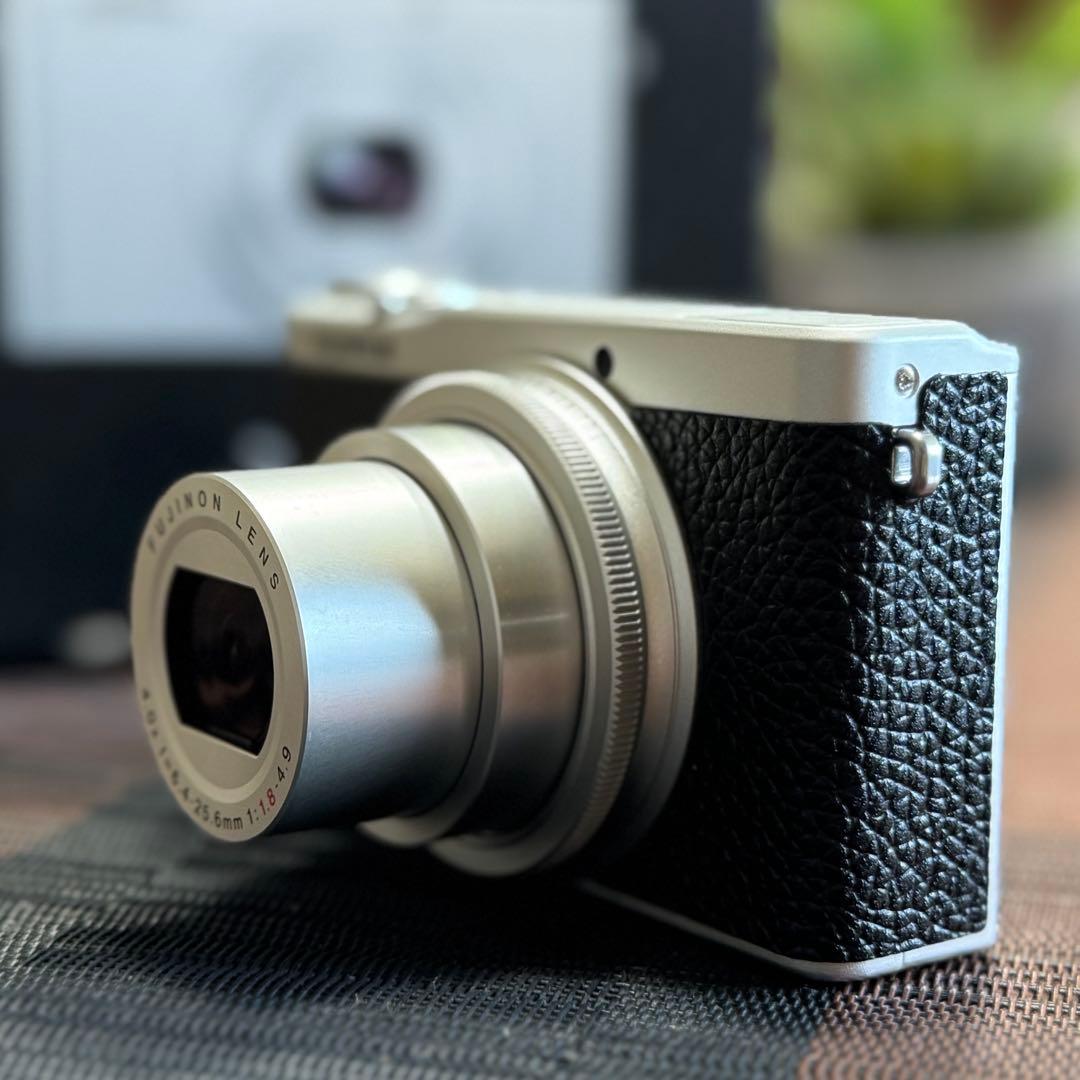 FUJIFILM 富士フイルム XQ1 シルバー☆貼り革☆付属品☆オプションあり