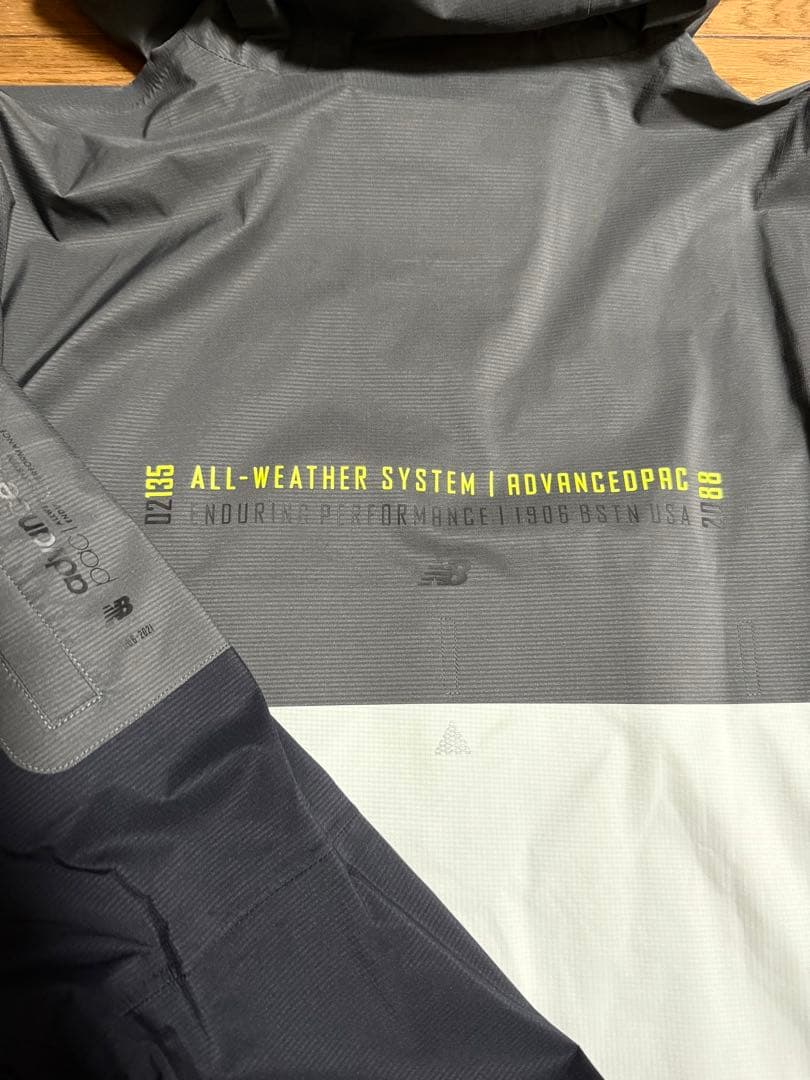 お正月特価！【新品タグ付】定価38,500円！ニューバランス高機能パーカー