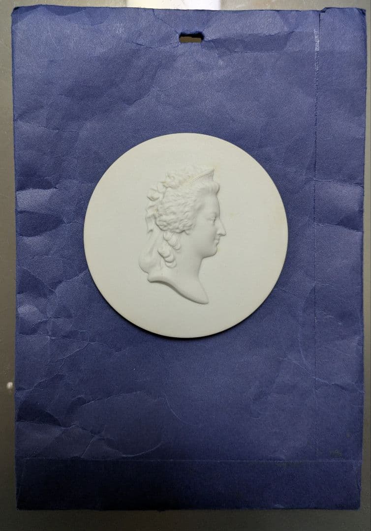 n*1様 マリー・アントワネット・セーヴルの肖像画のメダリオン陶器製 女王の横顔