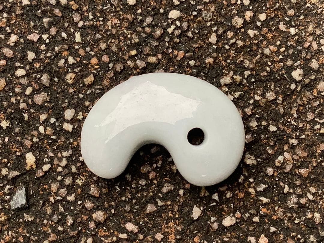 ✳神からの授かり　糸魚川翡翠勾玉　濃いめの白肌　機械鑑定書付の極上品質‼️