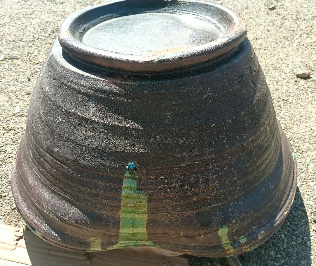 カニの装飾付き陶器製水鉢