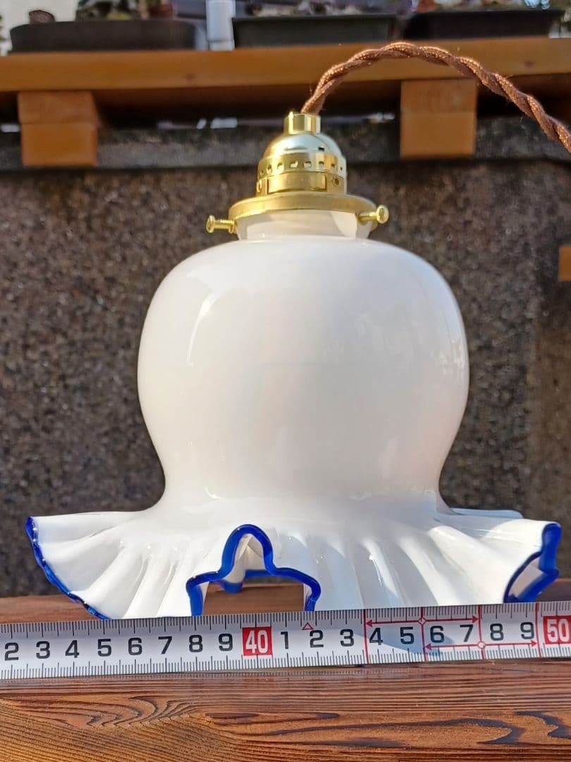 古いフリル色付きミルクホワイトガラスのペンダントライト