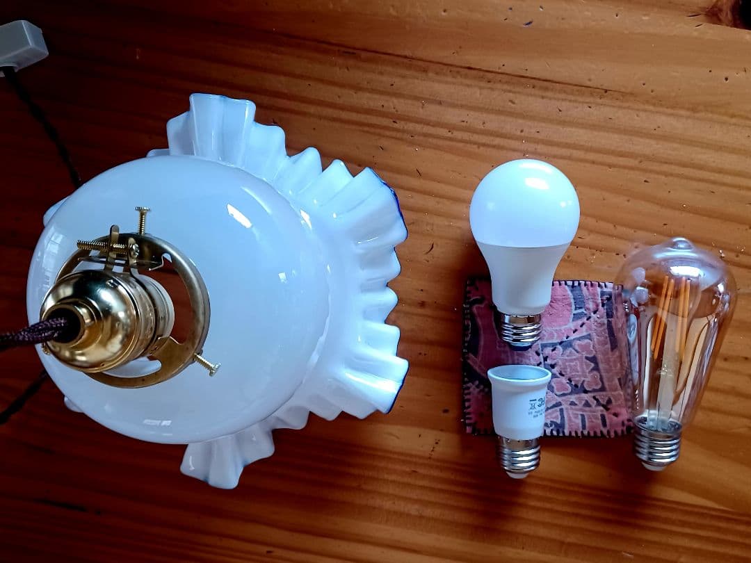 古いフリル色付きミルクホワイトガラスのペンダントライト