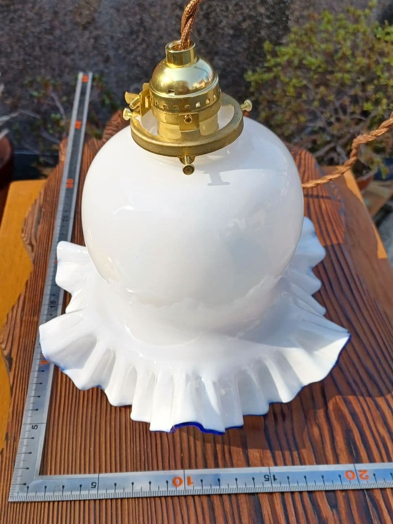 古いフリル色付きミルクホワイトガラスのペンダントライト