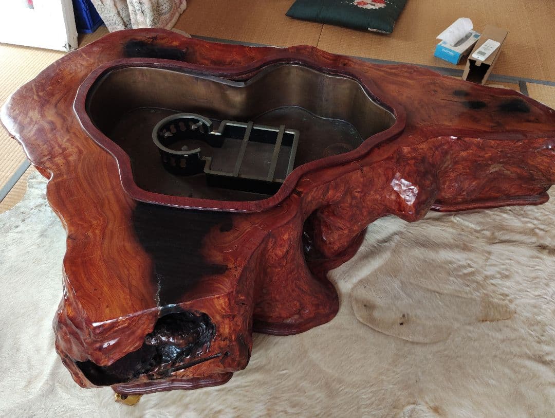 杉の木の自然形状座卓