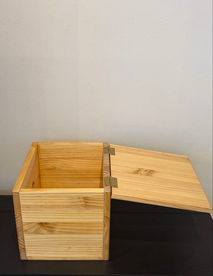 四角いカントリー調の箱